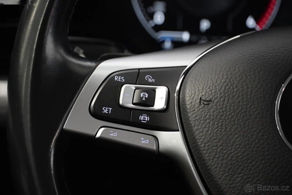 2019 Volkswagen TOUAREG - 19