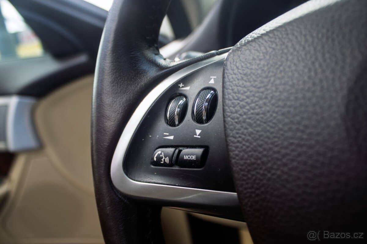 2012 Jaguar XF - 19
