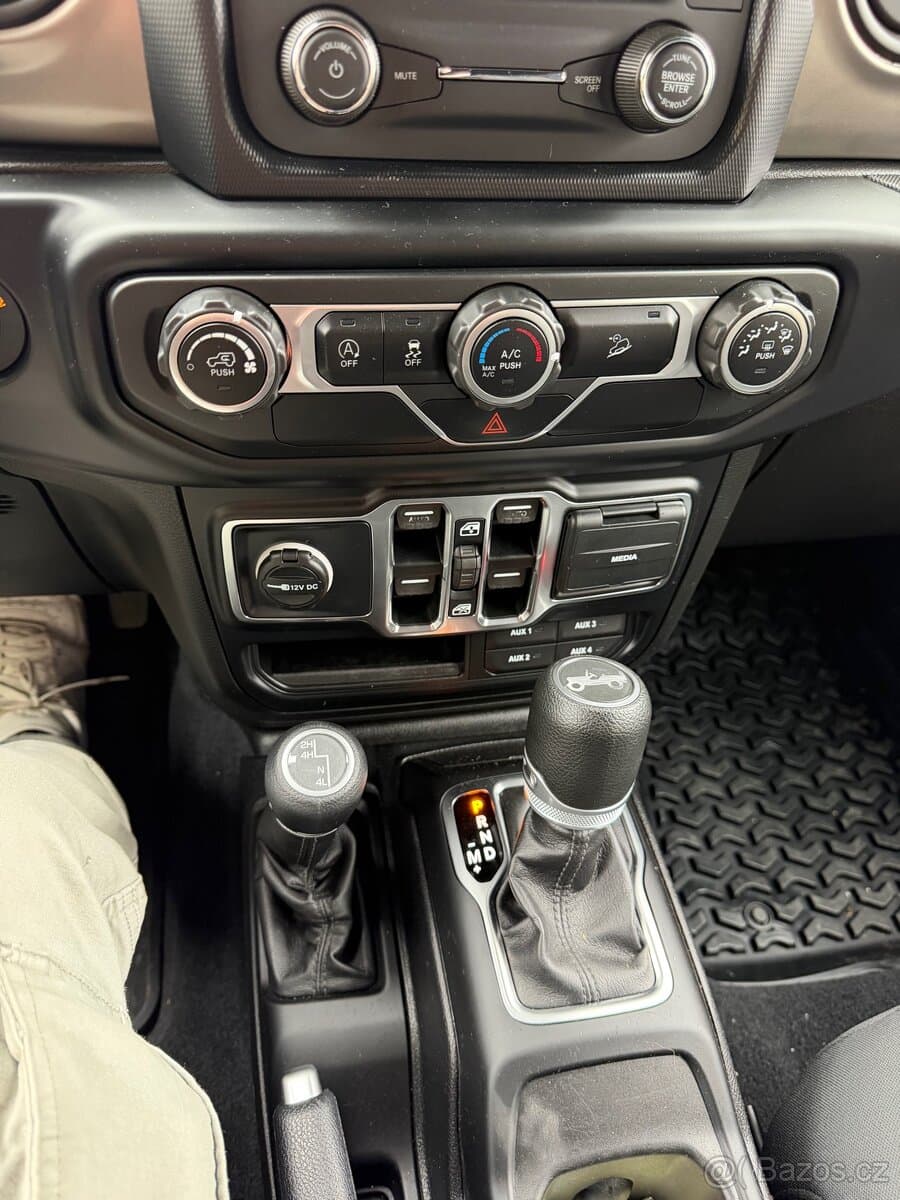 2019 Jeep WRANGLER - 19
