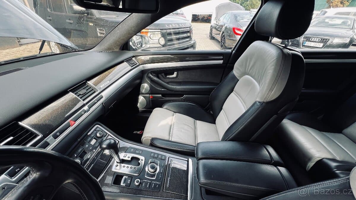 2008 Audi S8 - 19