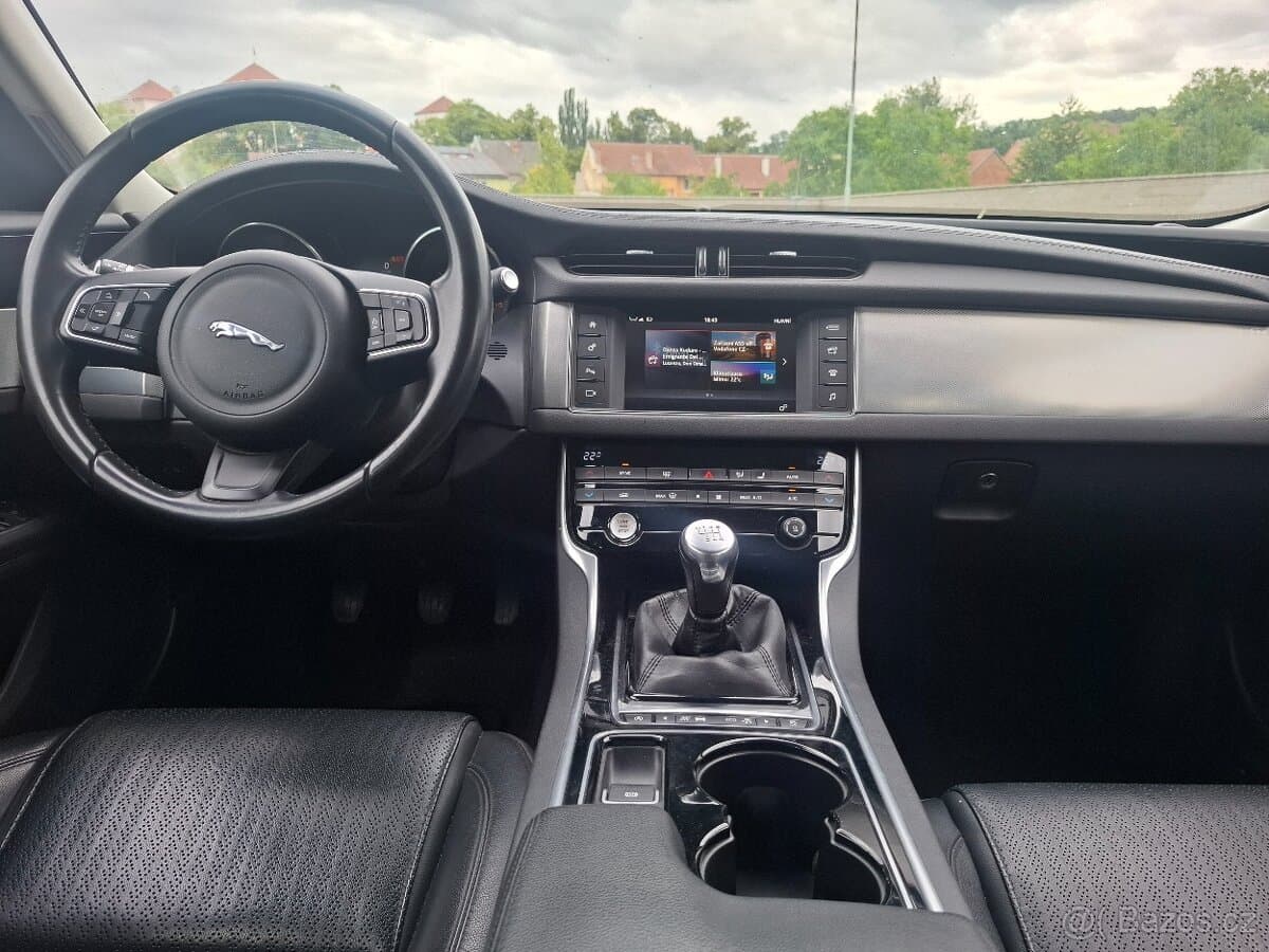 2016 Jaguar XF - 19