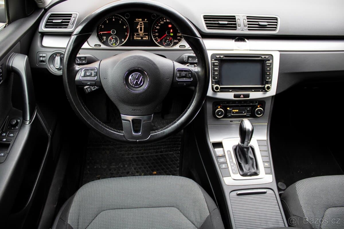 2011 Volkswagen PASSAT - 19
