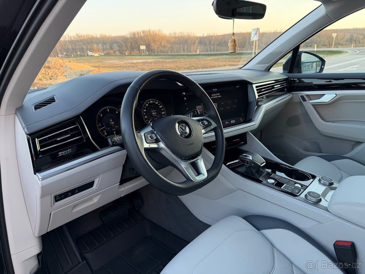 2018 Volkswagen TOUAREG - 19