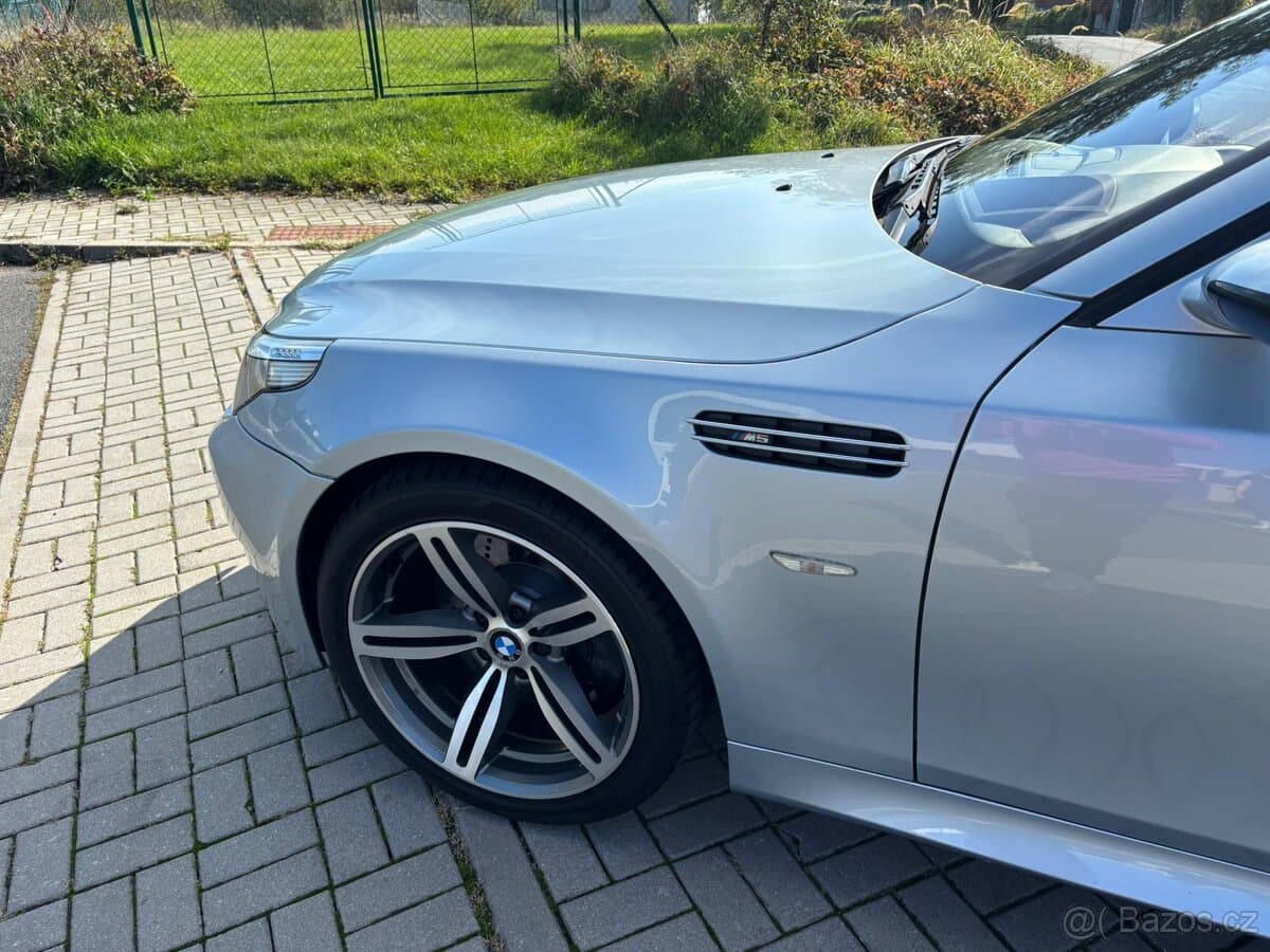 2005 BMW M5 - 19