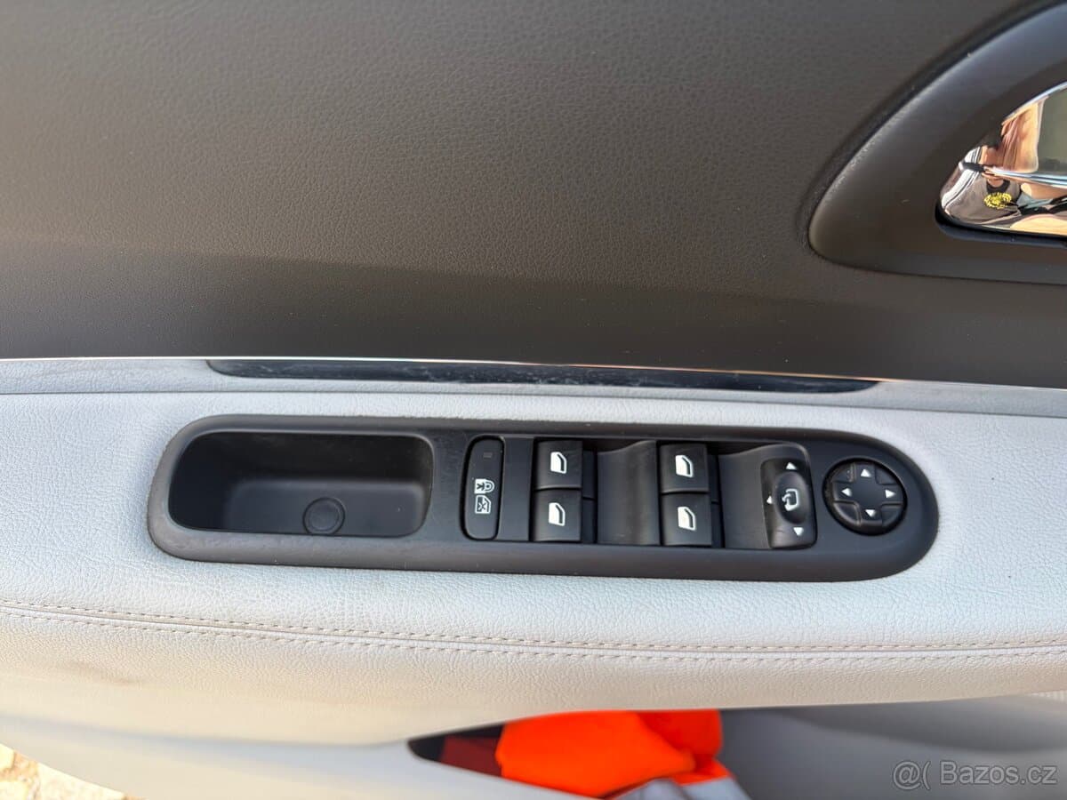 2012 Peugeot 5008 - 19