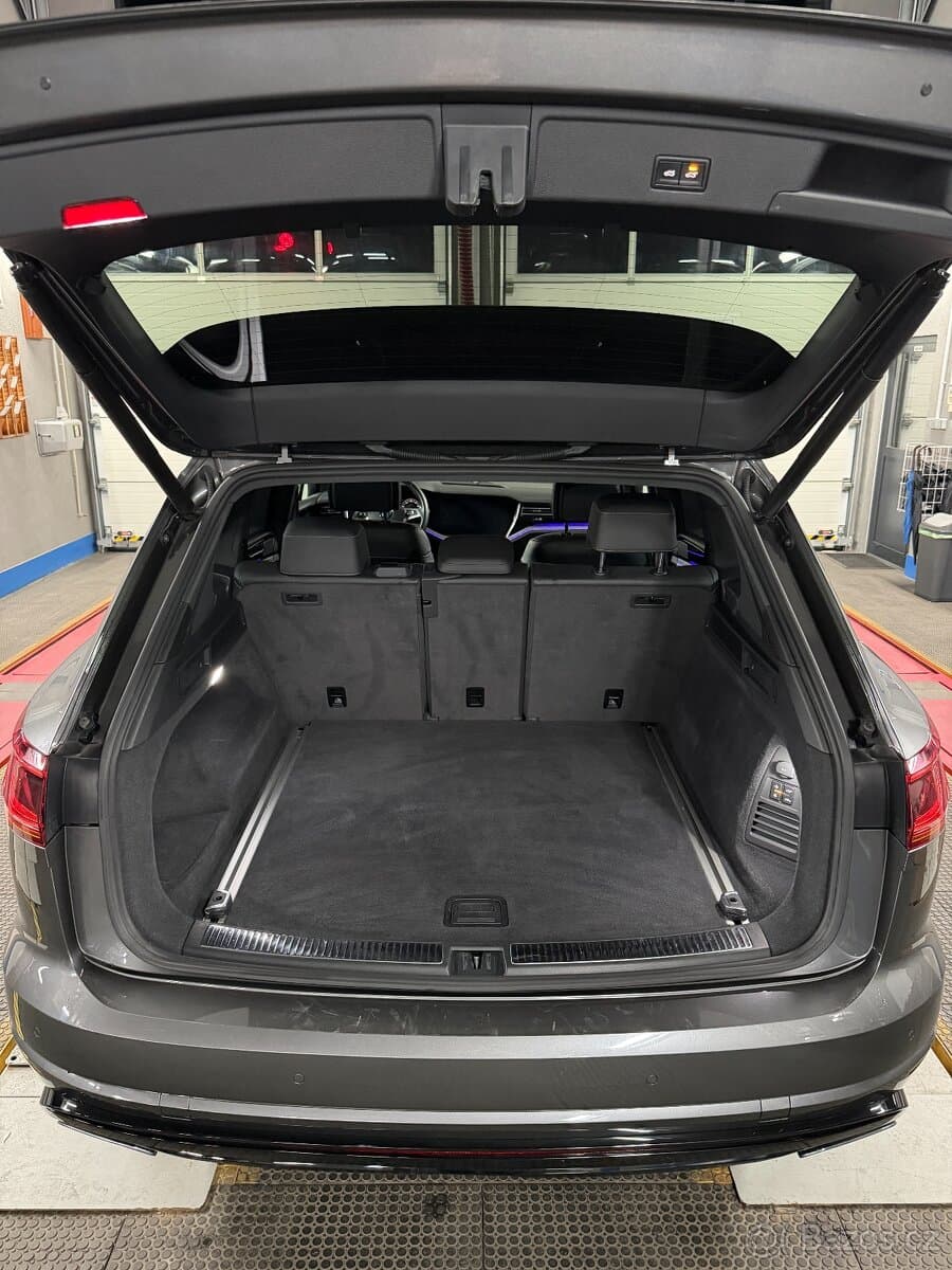 2019 Volkswagen TOUAREG - 19