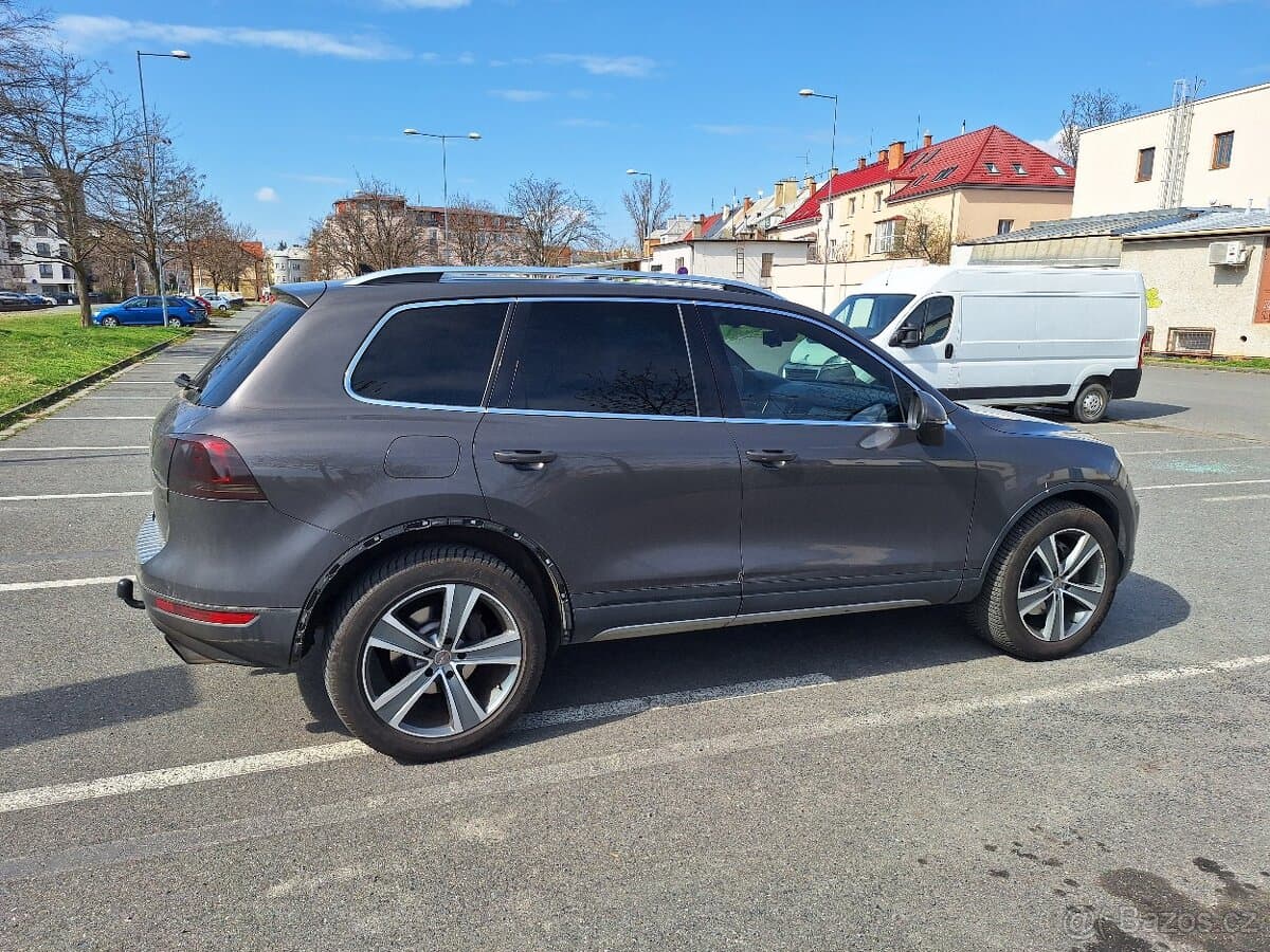 2011 Volkswagen TOUAREG - 2