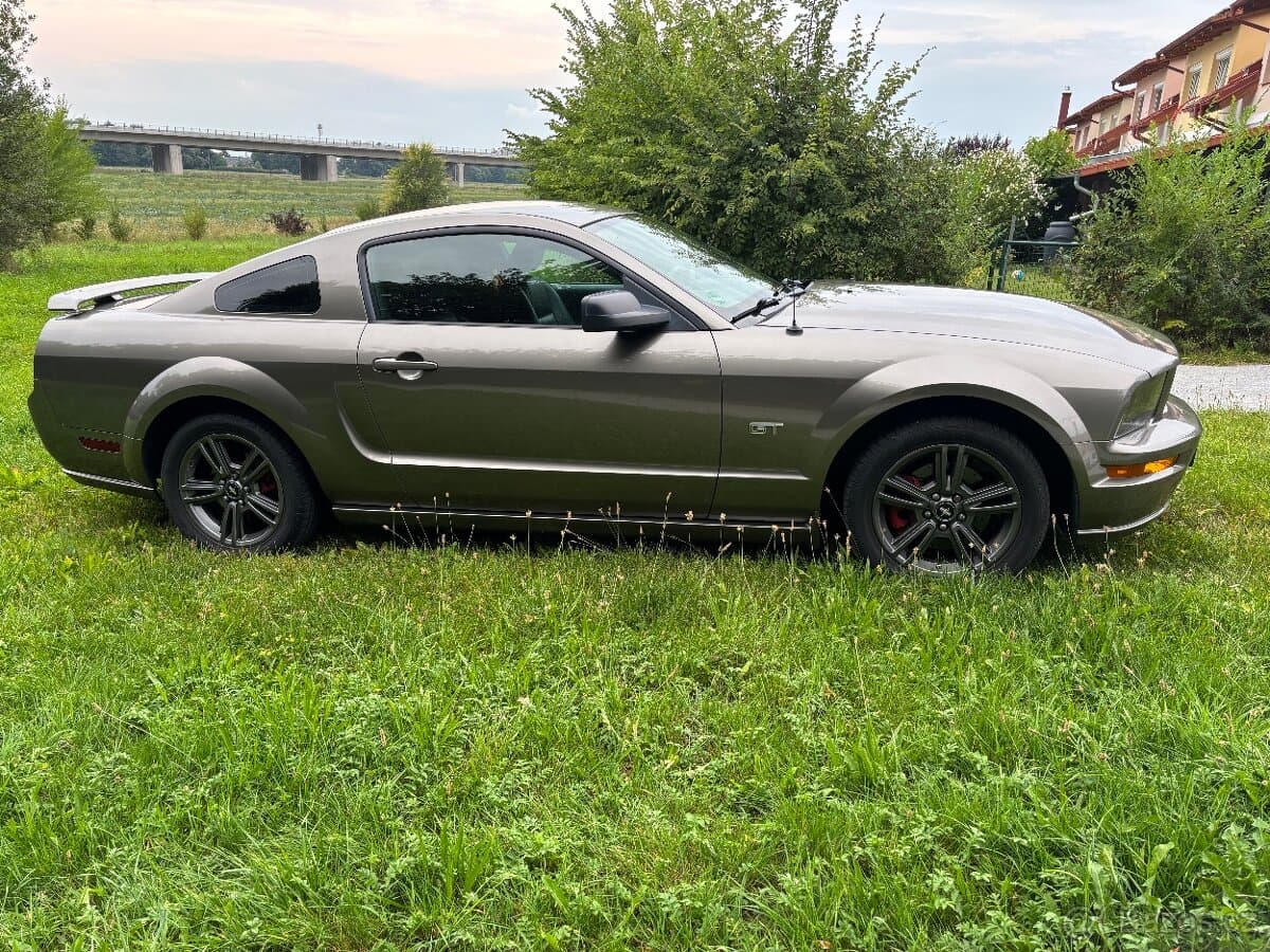 2005 Ford MUSTANG - 2