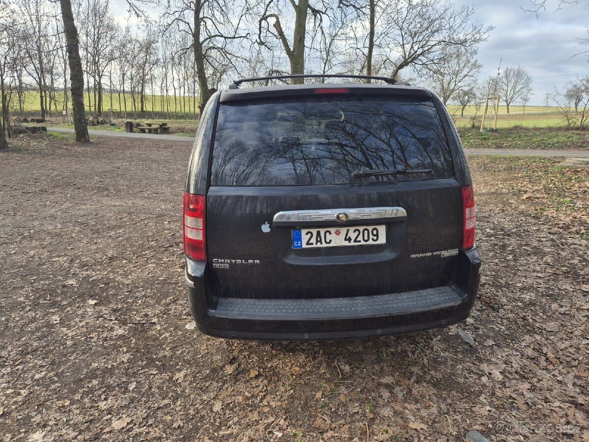 2011 Chrysler VOYAGER - 2