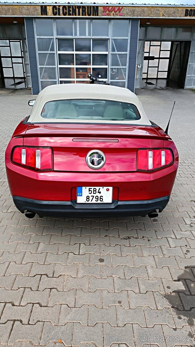 2011 Ford MUSTANG - 2