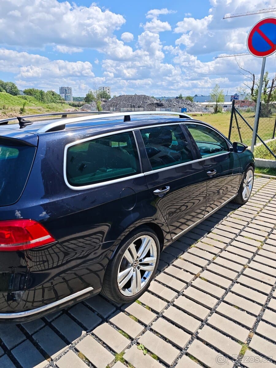 2011 Volkswagen PASSAT - 2