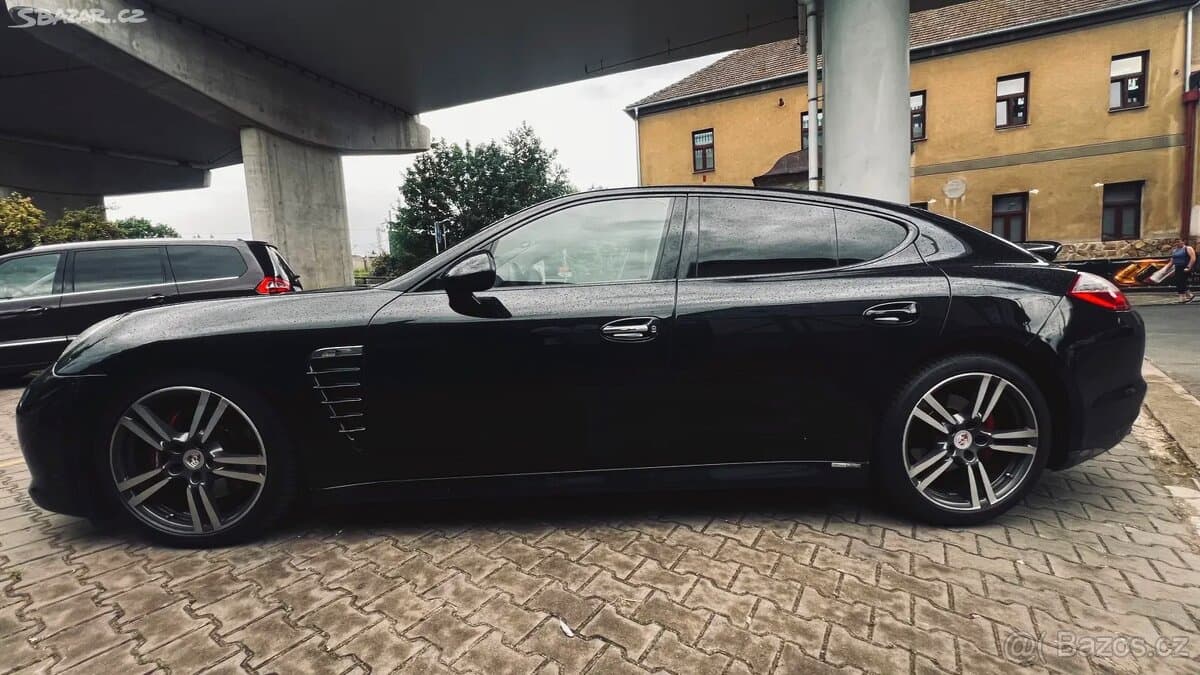 2011 Porsche PANAMERA - 2
