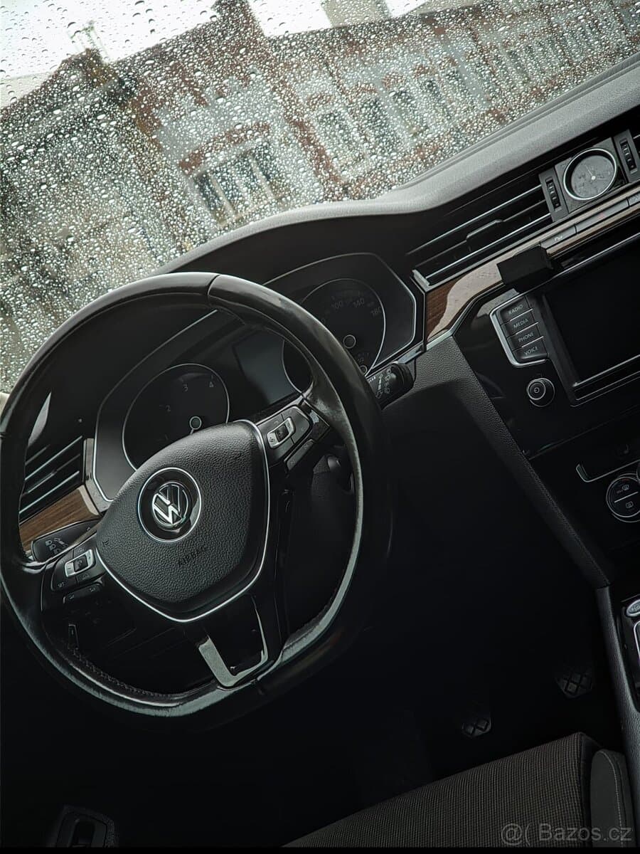 2017 Volkswagen PASSAT - 2