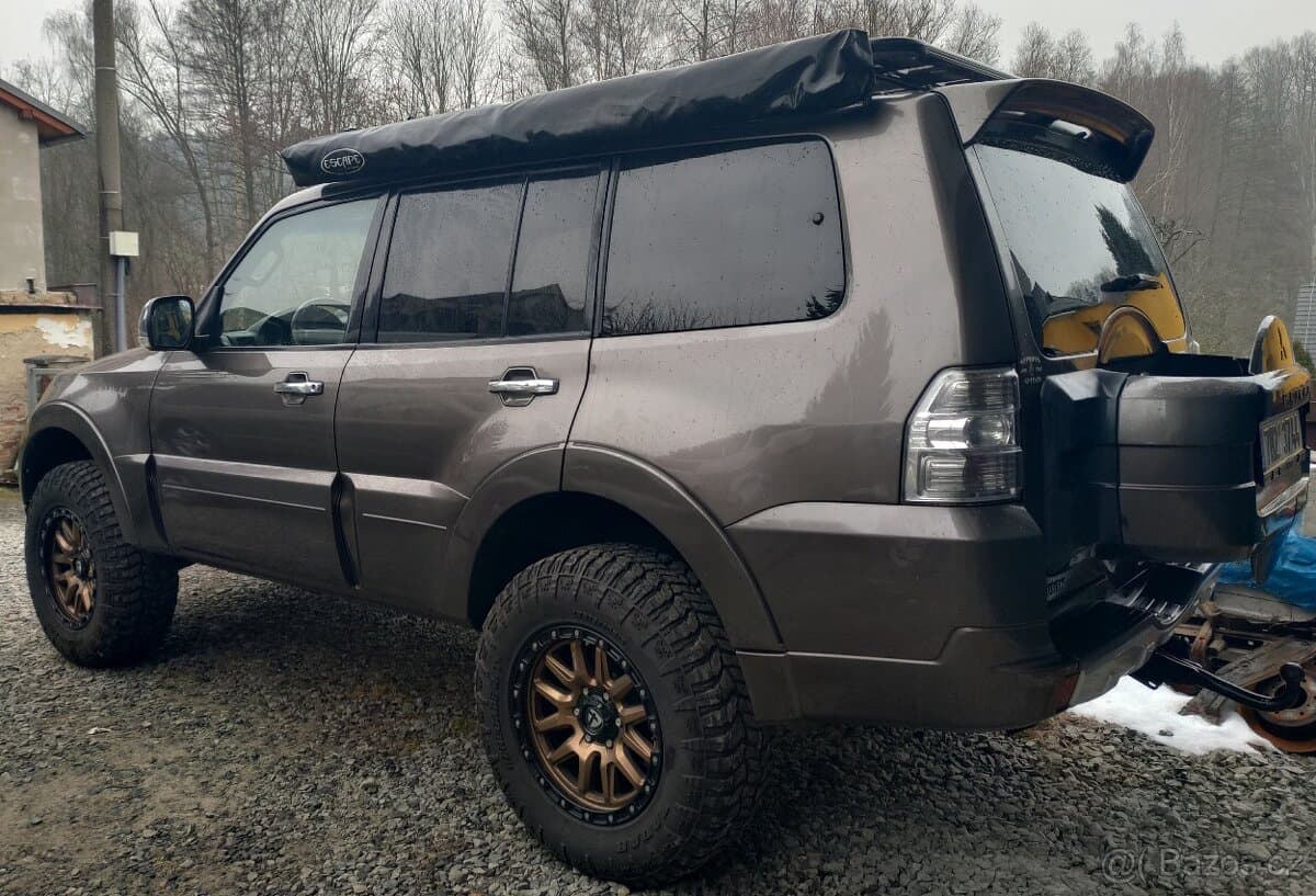 2011 Mitsubishi PAJERO - 2