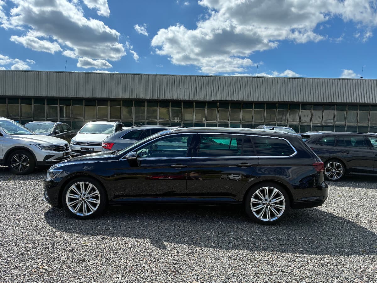 2023 Volkswagen PASSAT - 2