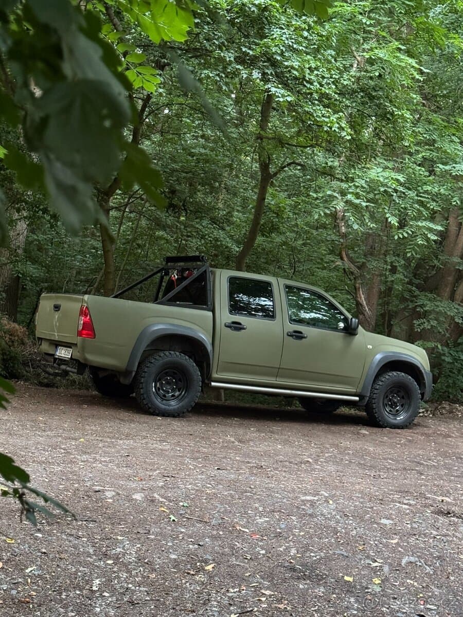 2011 Isuzu D-MAX - 2