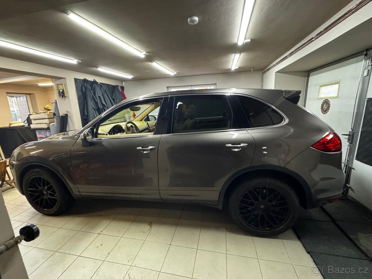 2010 Porsche CAYENNE - 2