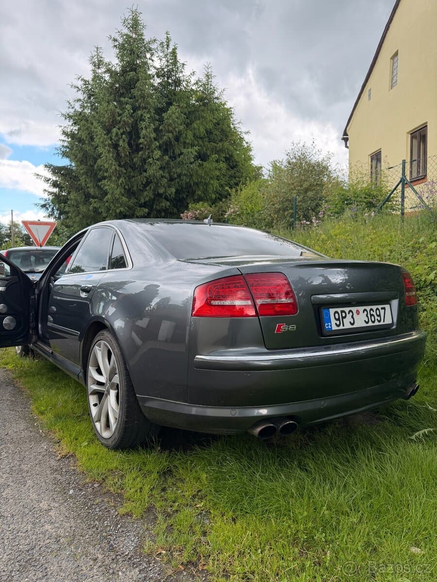 2007 Audi S8 - 2