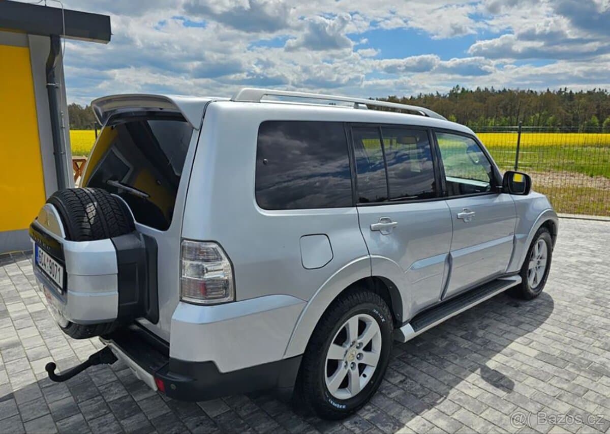 2010 Mitsubishi PAJERO - 2
