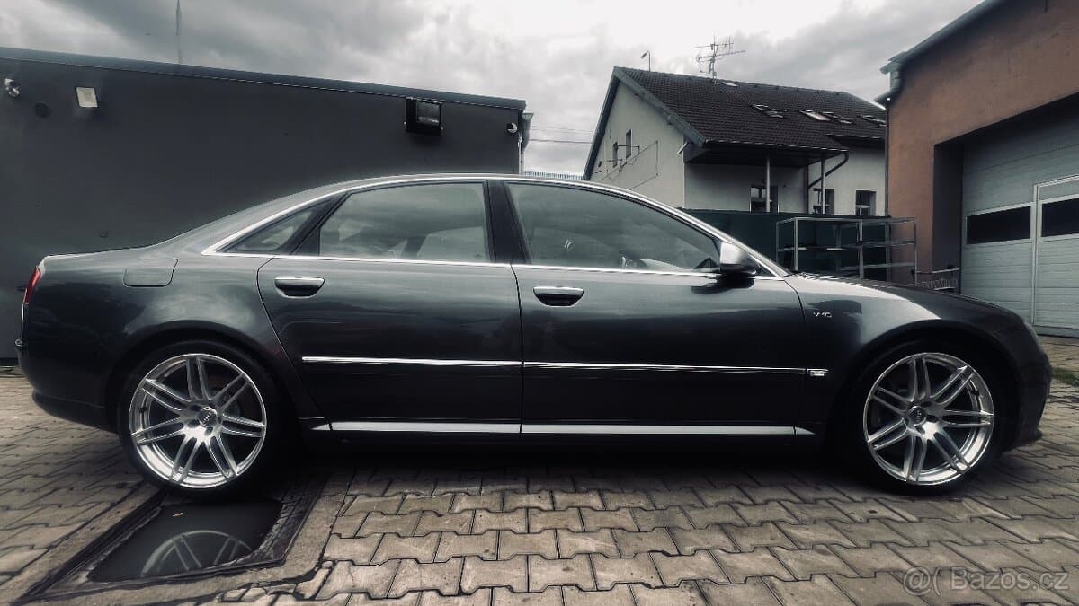 2008 Audi S8 - 2