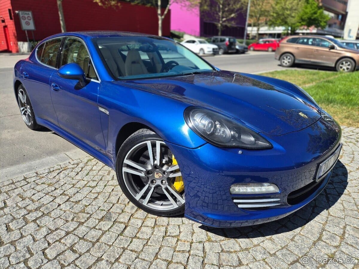 2011 Porsche PANAMERA - 2