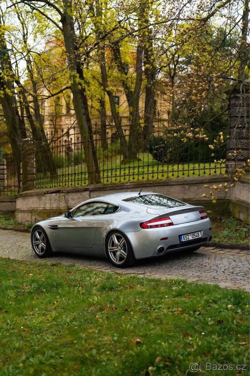 Aston Martin V12 VANTAGE - 2
