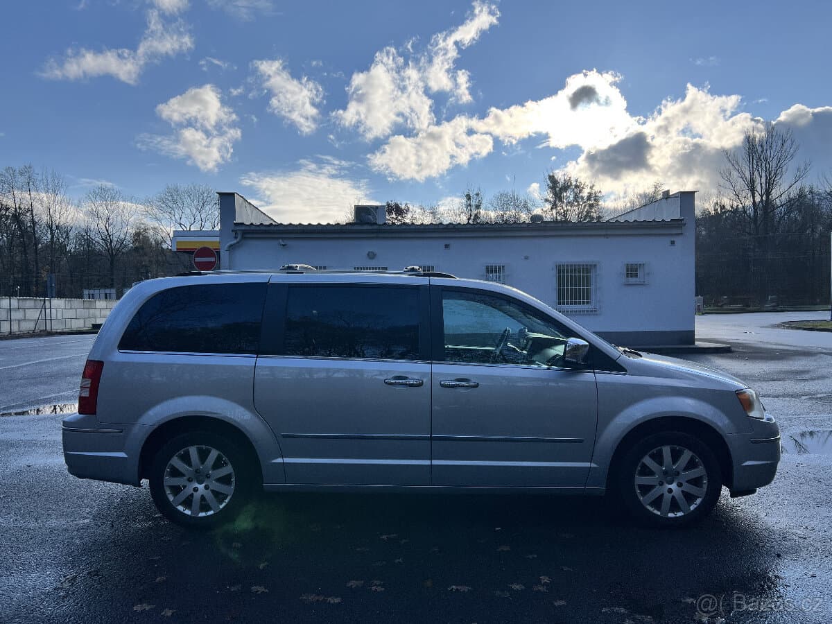 2011 Chrysler VOYAGER - 2