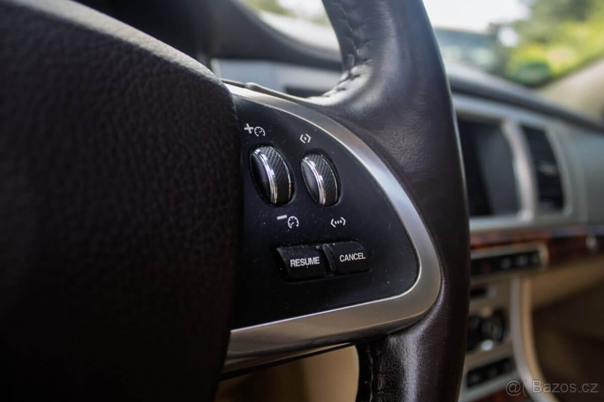 2012 Jaguar XF - 20
