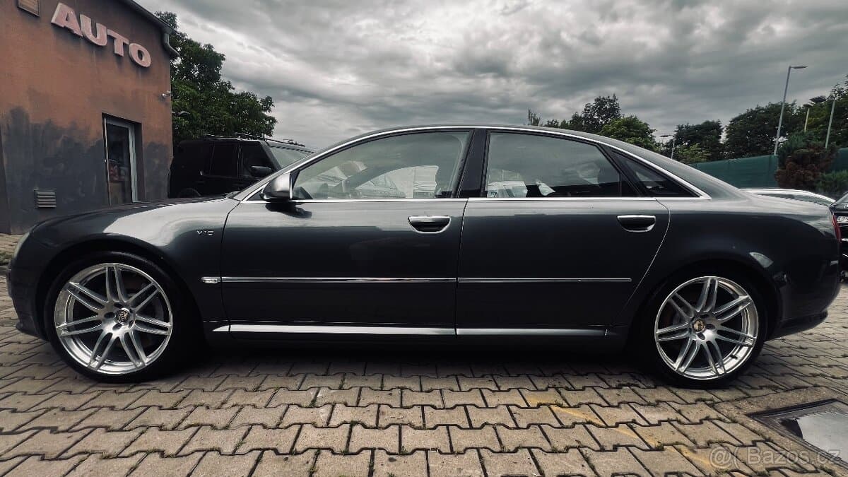2008 Audi S8 - 20