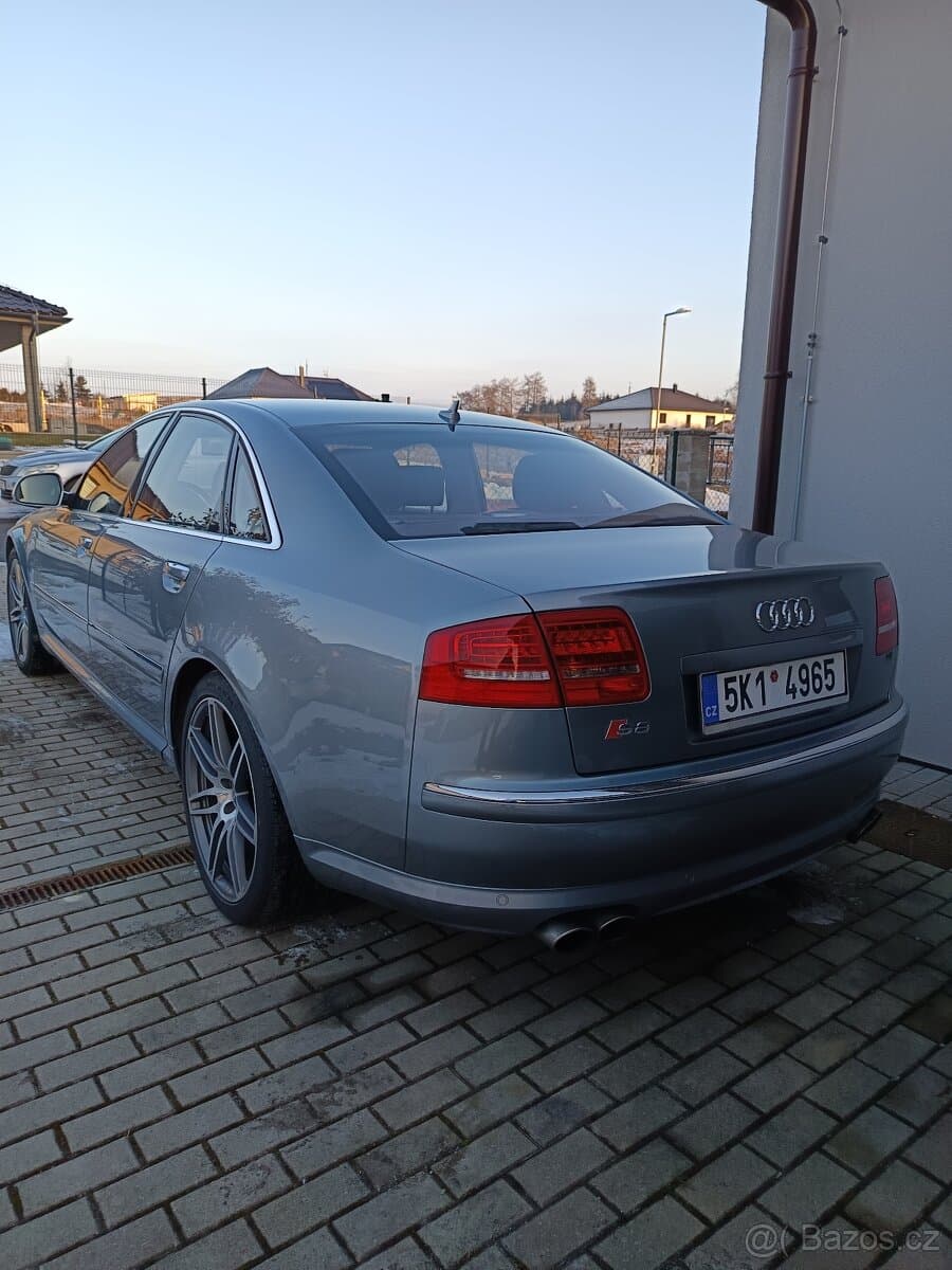 2008 Audi S8 - 3