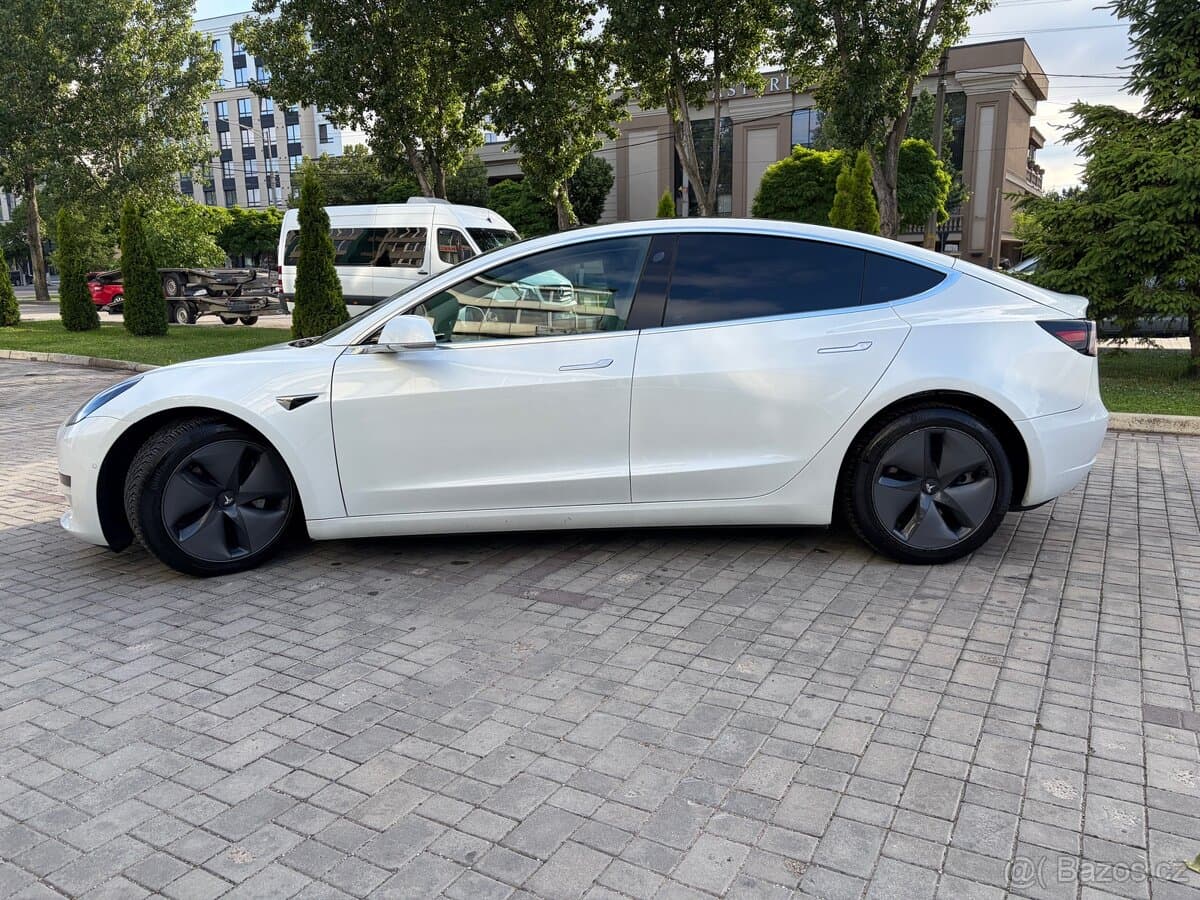Tesla MODEL 3 - 3