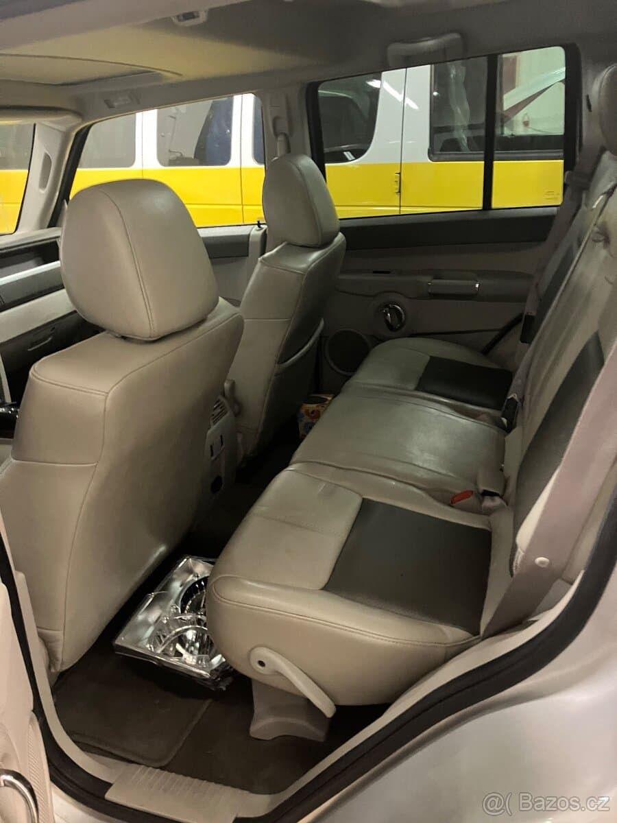 2010 Jeep COMMANDER - 3