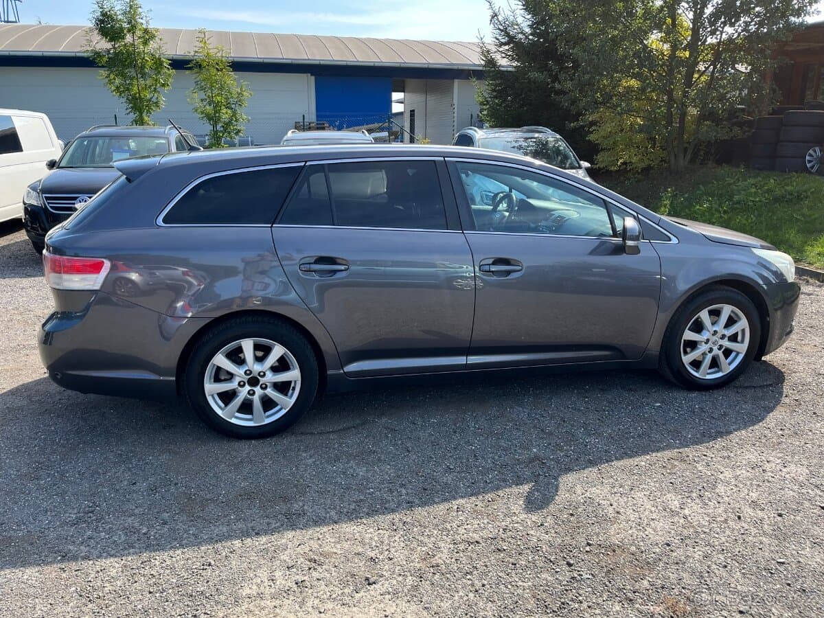 2011 Toyota AVENSIS - 3