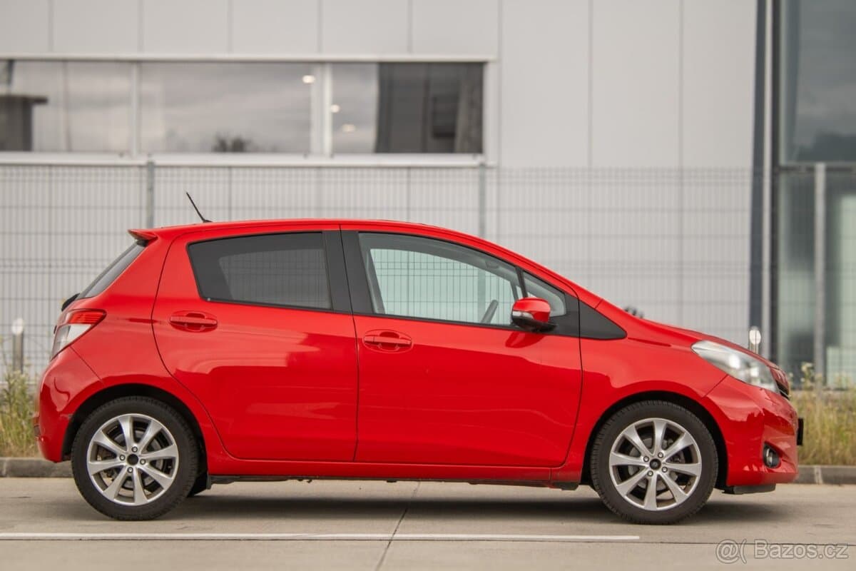 2011 Toyota YARIS - 3