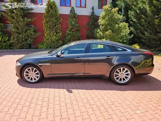 2015 Jaguar XJ - 3