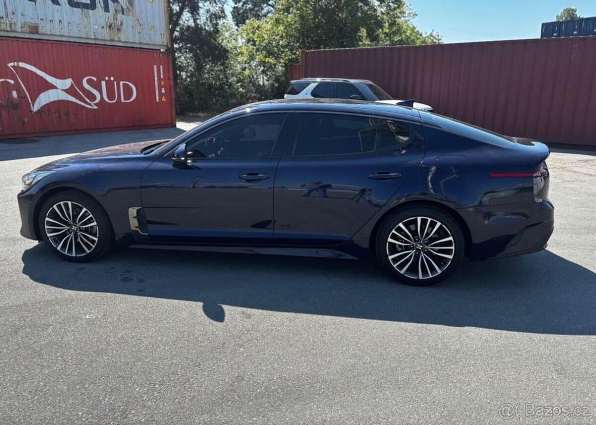 2018 Kia STINGER - 3