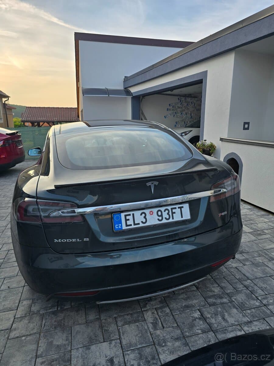 Tesla MODEL S - 3