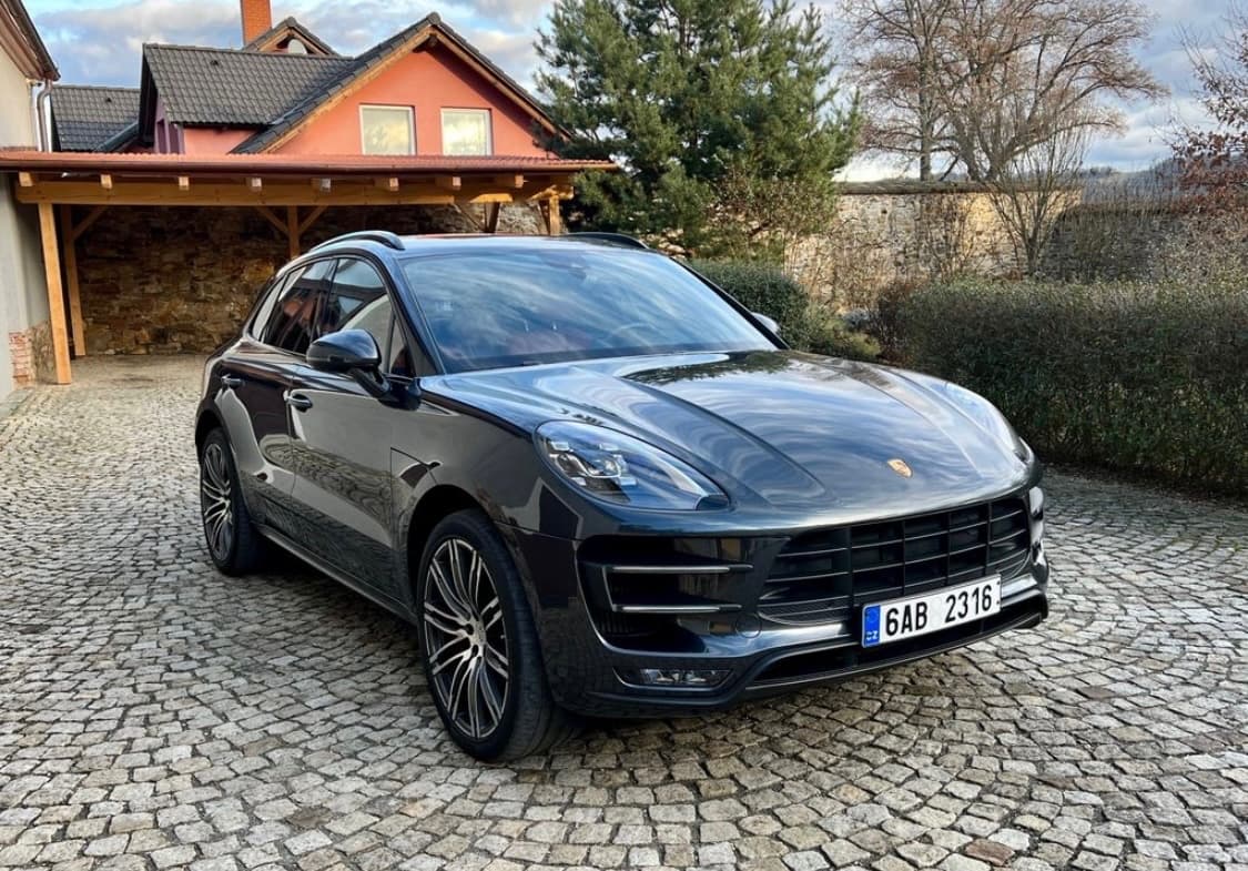 2 Porsche MACAN - 3