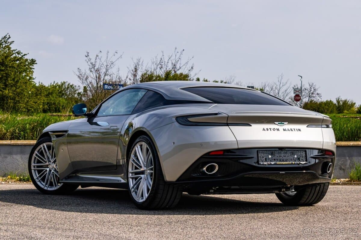 2025 Aston Martin DB12 - 3