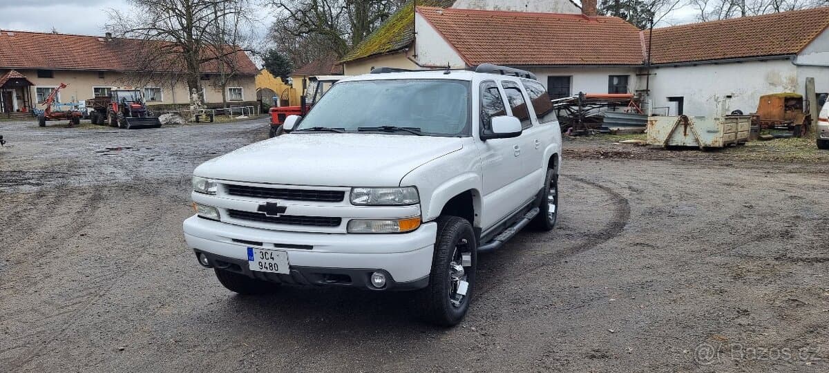 2004 Chevrolet SUBURBAN - 3