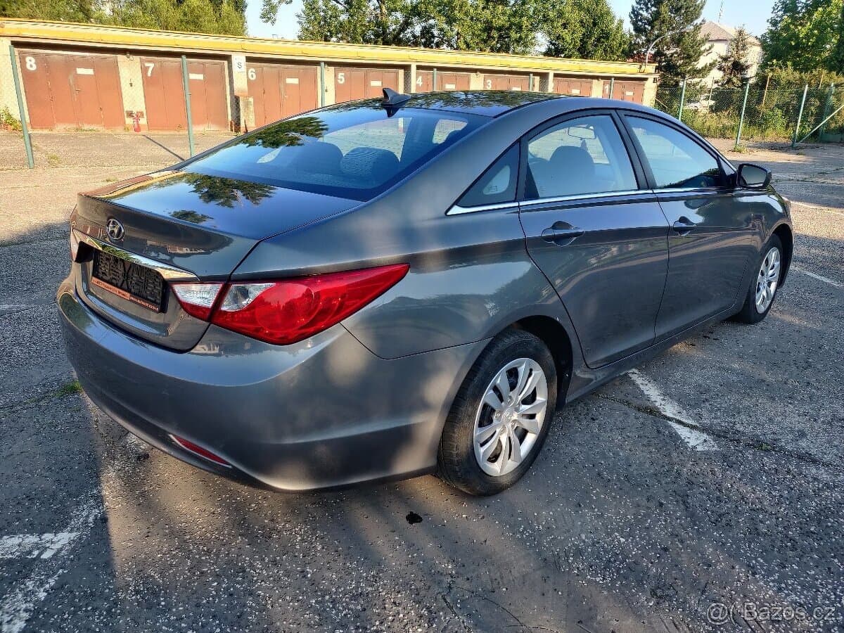 2010 Hyundai SONATA - 3