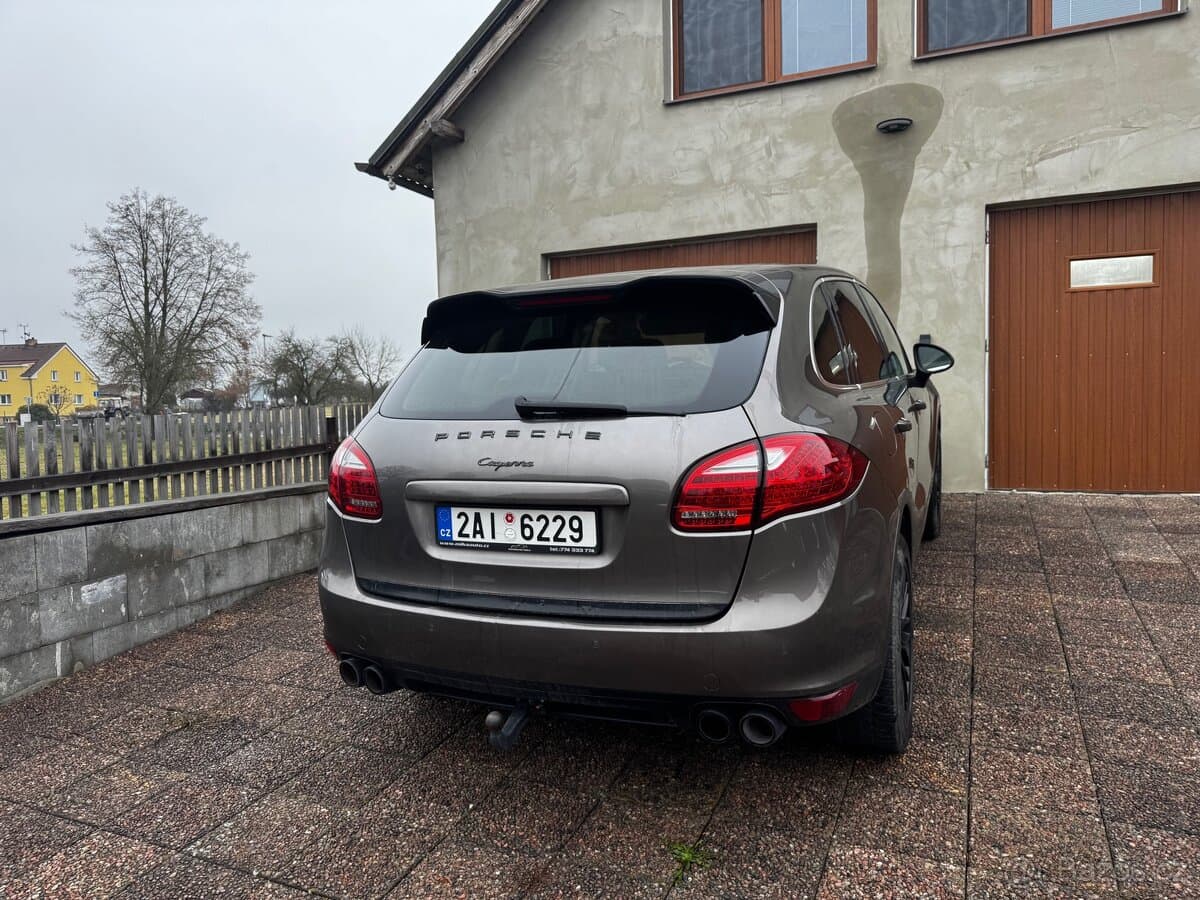 2010 Porsche CAYENNE - 3