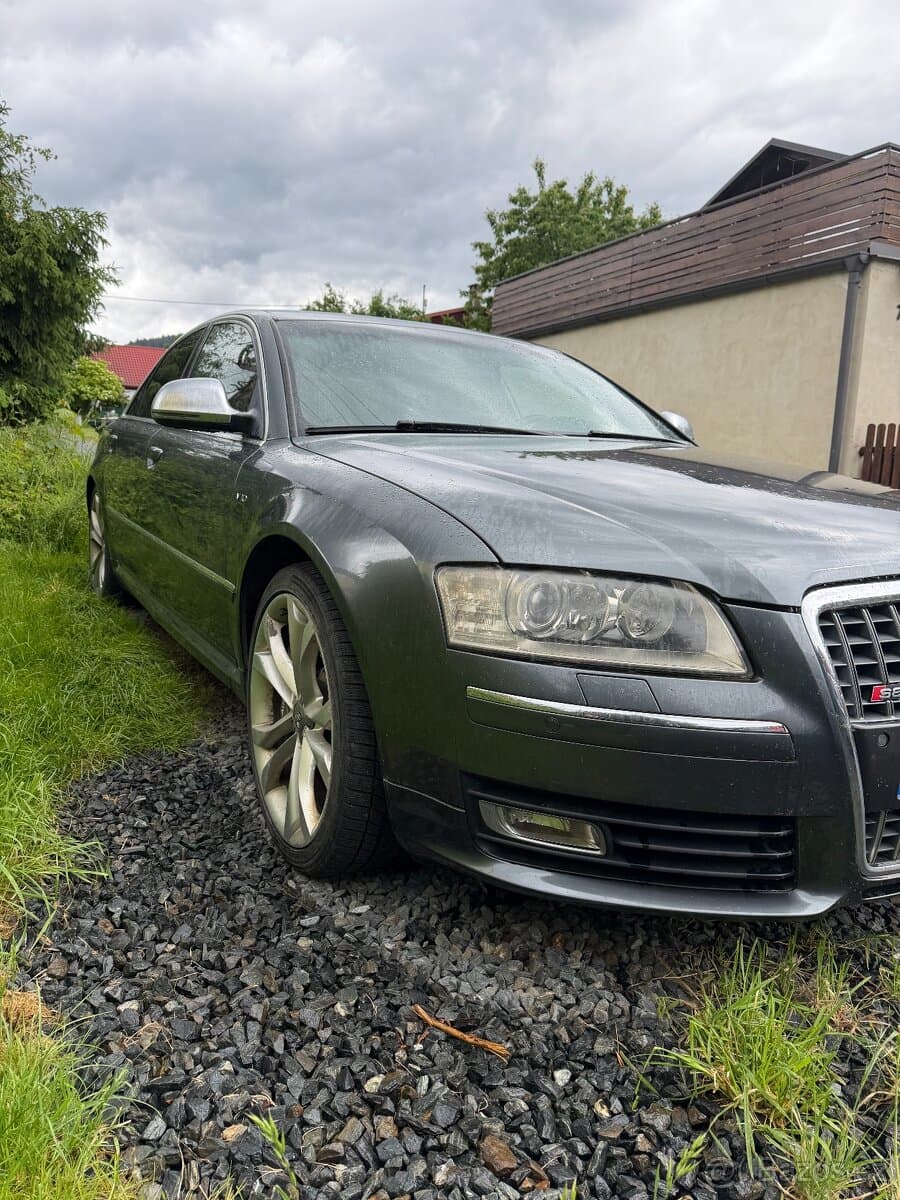 2007 Audi S8 - 3