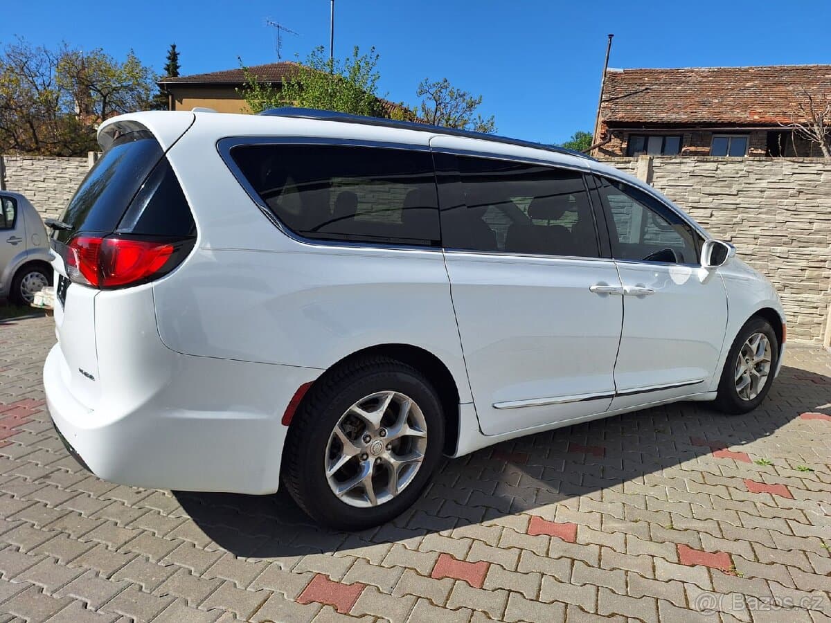 2018 Chrysler PACIFICA - 3
