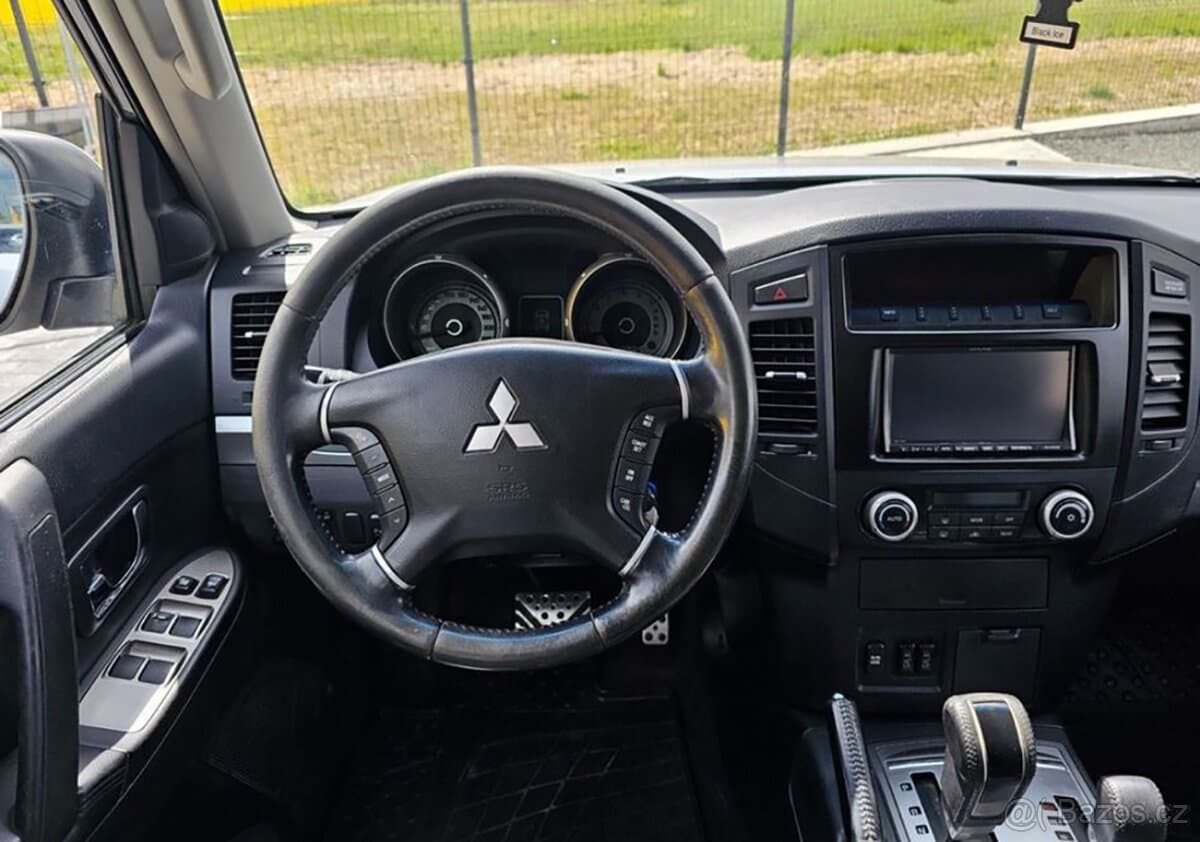2010 Mitsubishi PAJERO - 3