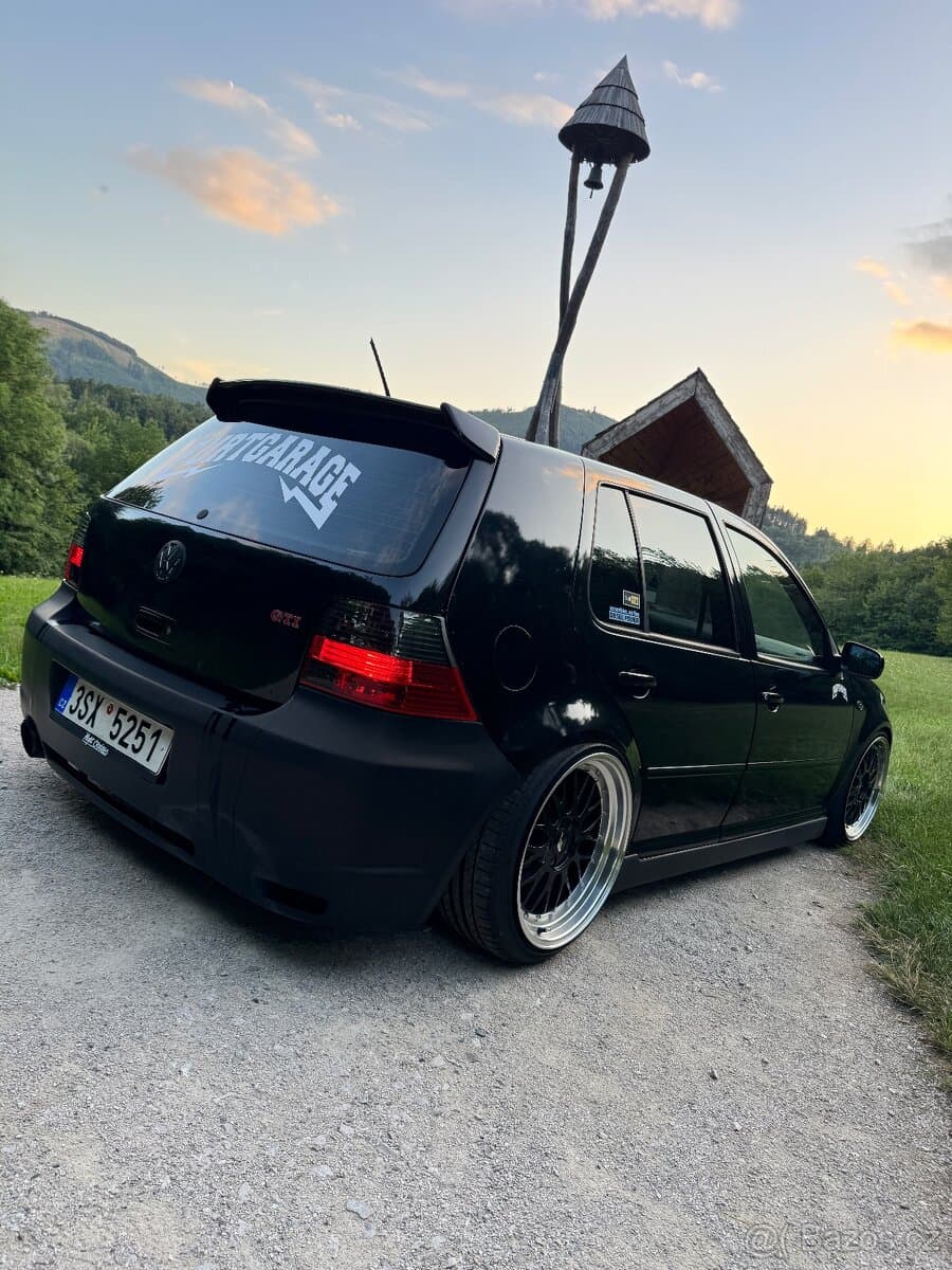 Volkswagen GOLF - 3