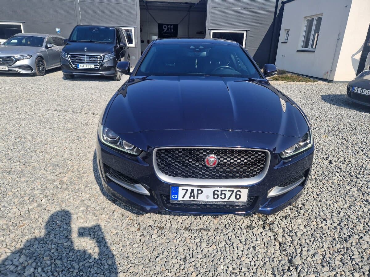 2019 Jaguar XE - 3