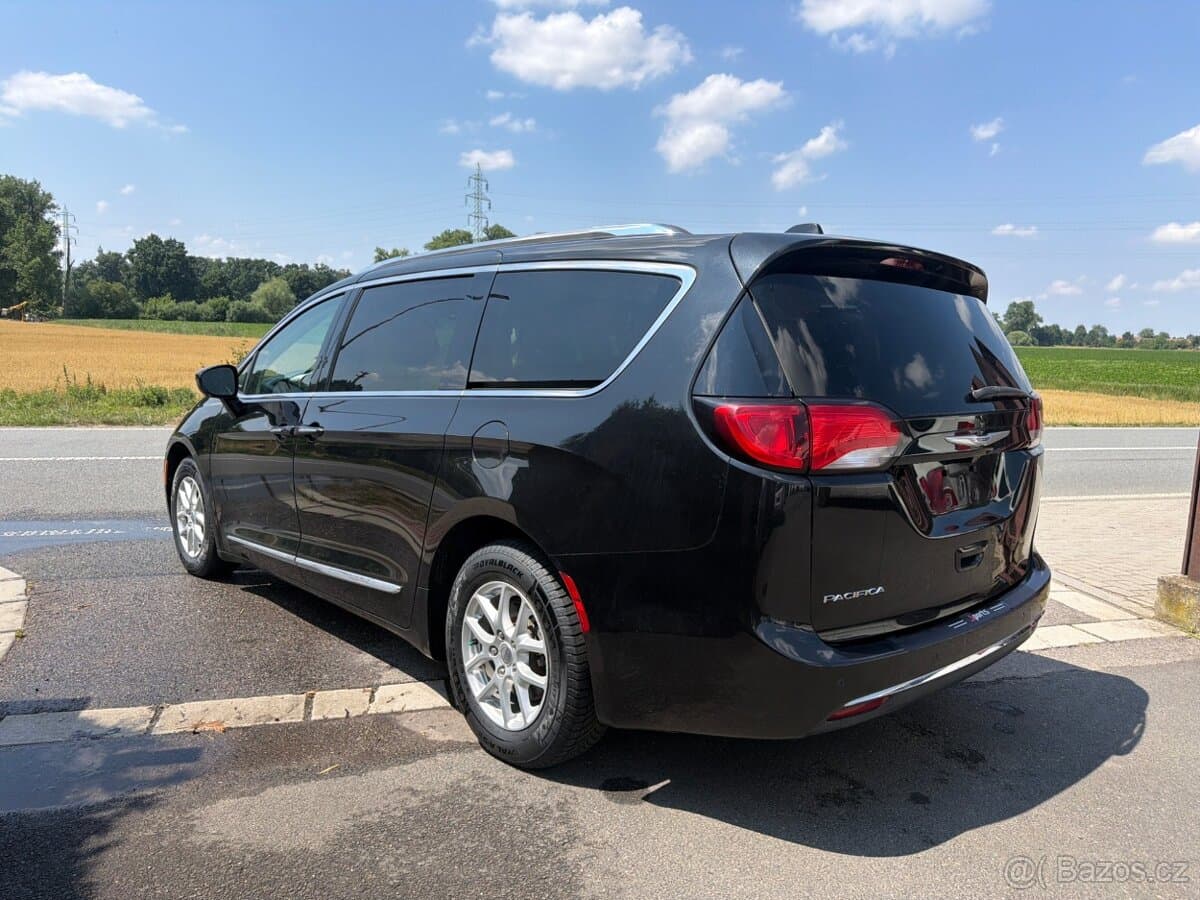 2020 Chrysler PACIFICA - 3