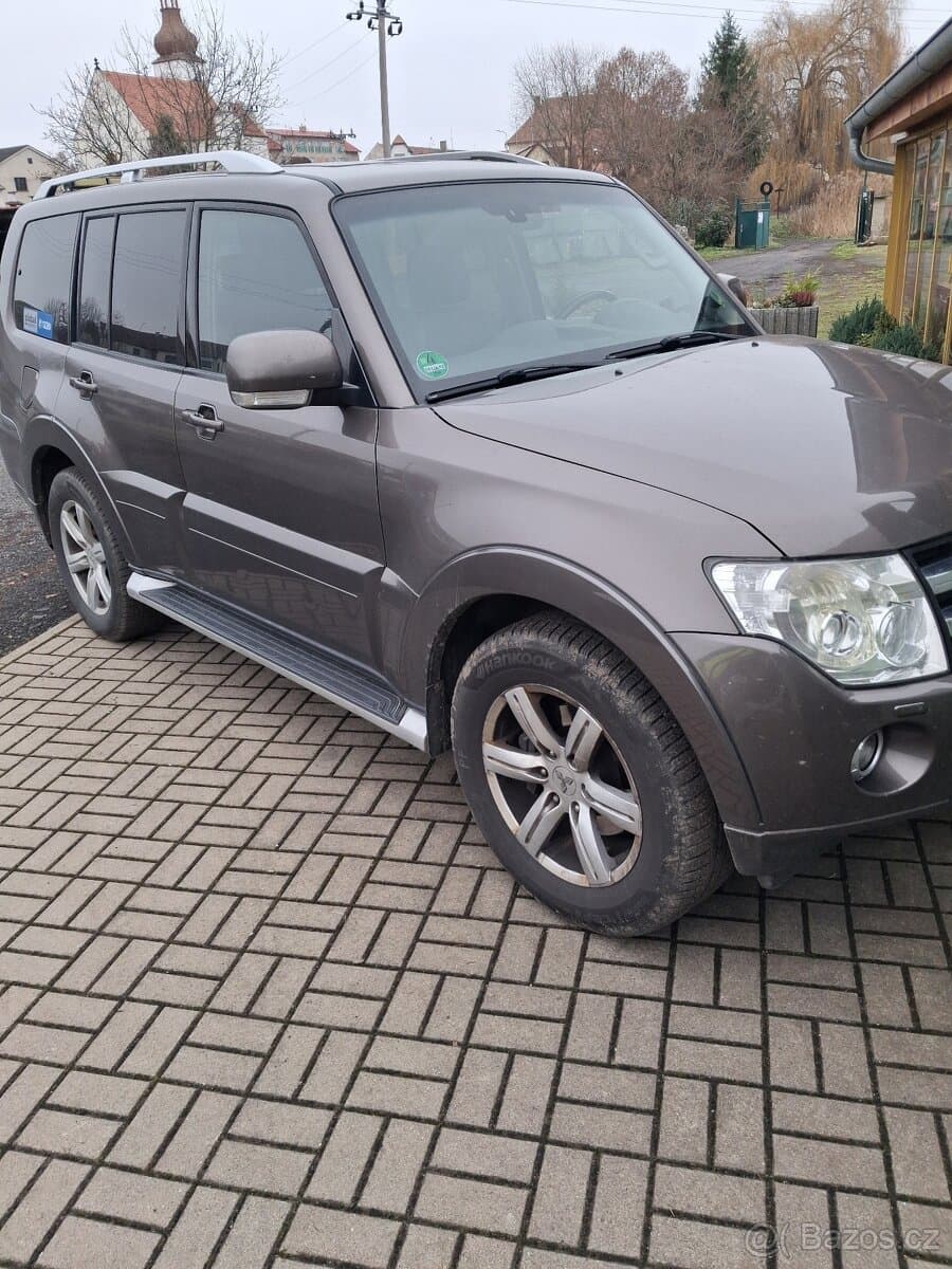 2012 Mitsubishi PAJERO - 3