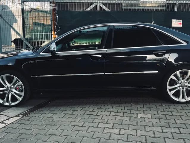 2011 Audi S8 - 3